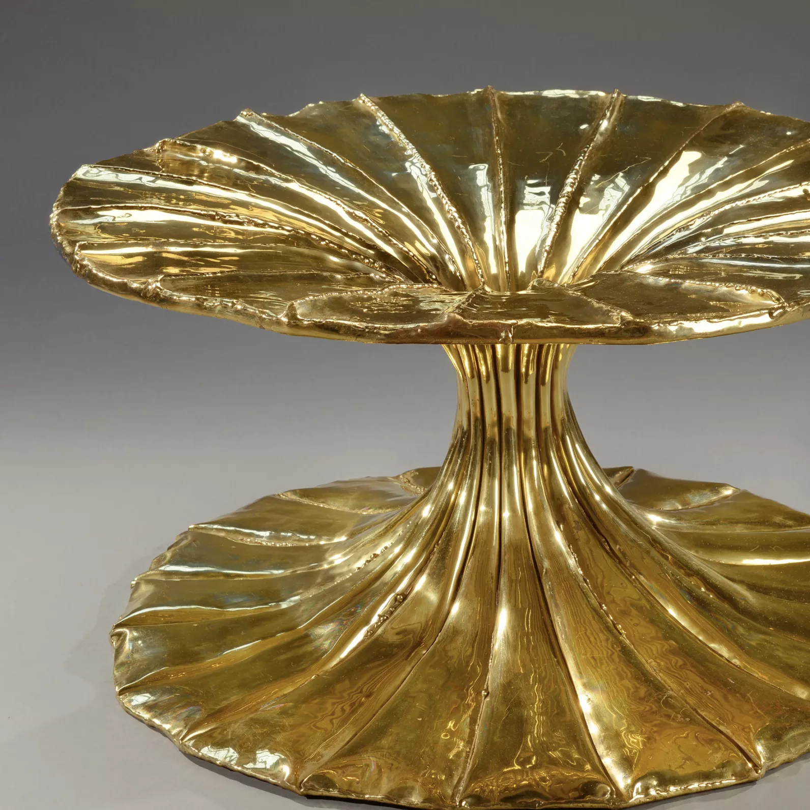 Jacques Duval Brasseur, table en laiton dor&eacute;
