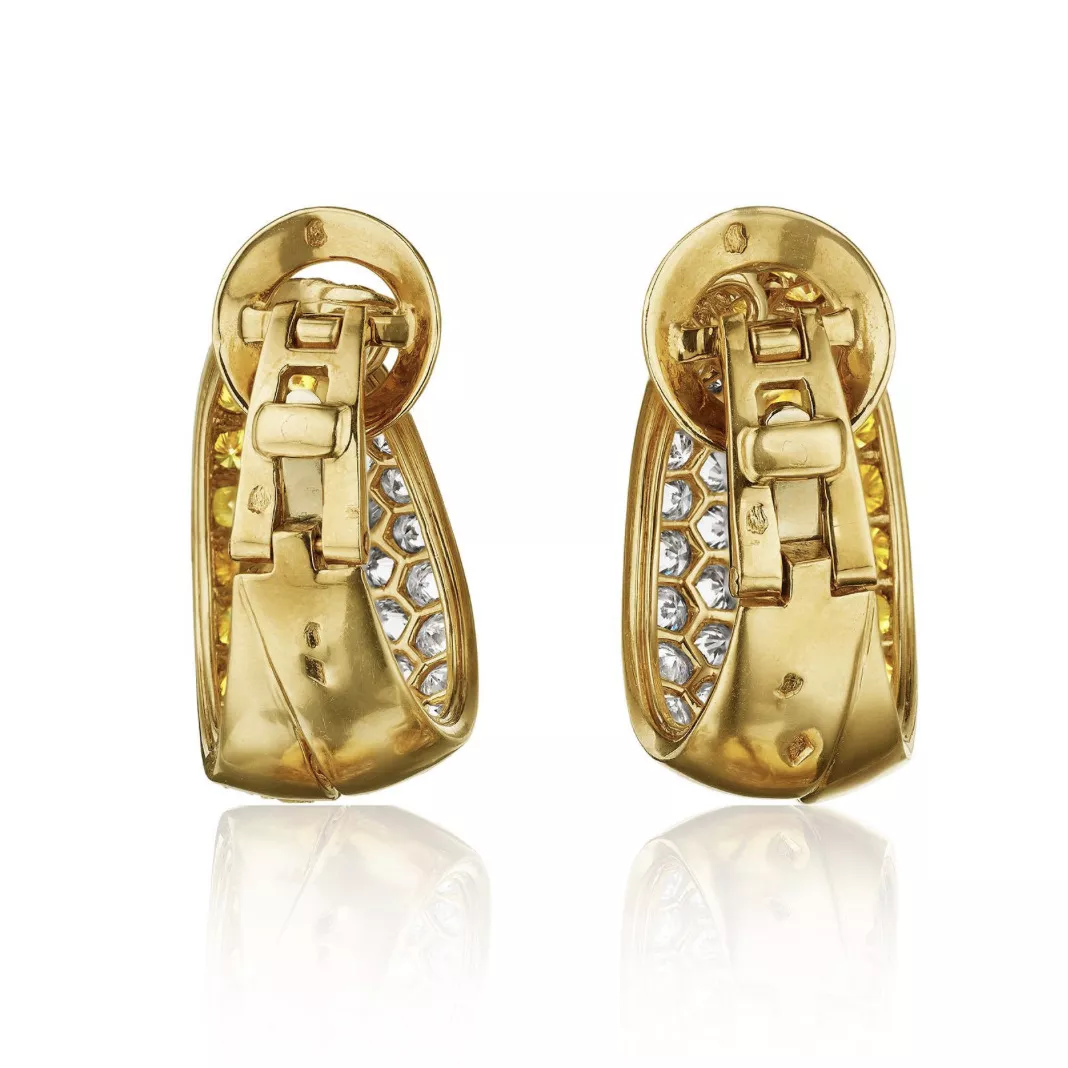 Van Cleef & Arpels par Ren&eacute;e Puissant, boucles d'oreilles en or jaune et diamants