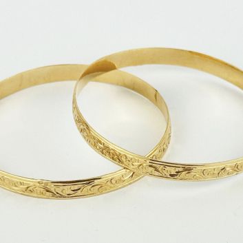 Paire de bracelets en or jaune 18K (750e) au décor de frises végétalisantes