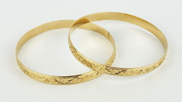 Paire de bracelets en or jaune 18K (750e) au décor de frises végétalisantes