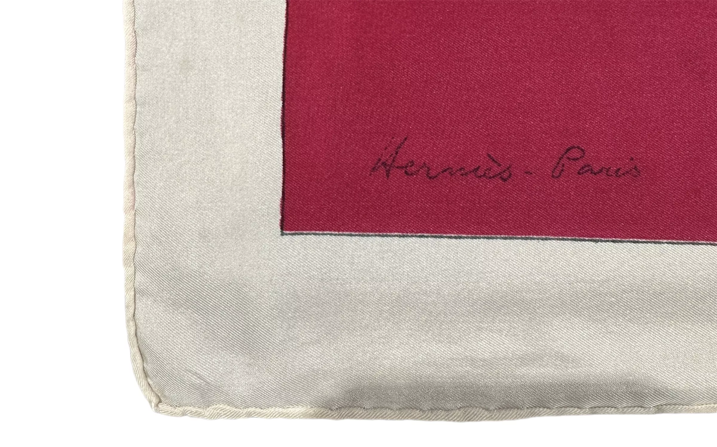 Signature de la maison Herm&egrave;s sur un Carr&eacute; de soie