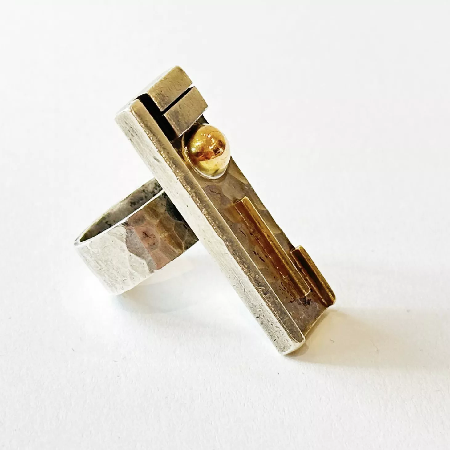 Jean Despres, bague en argent martel&eacute;
