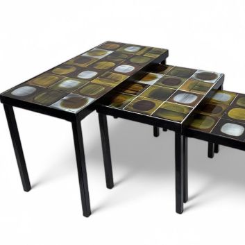 Roger CAPRON (1922-2006) Suite de trois tables basses gigognes modèle Planète, 1964, à plateaux rectangulaire