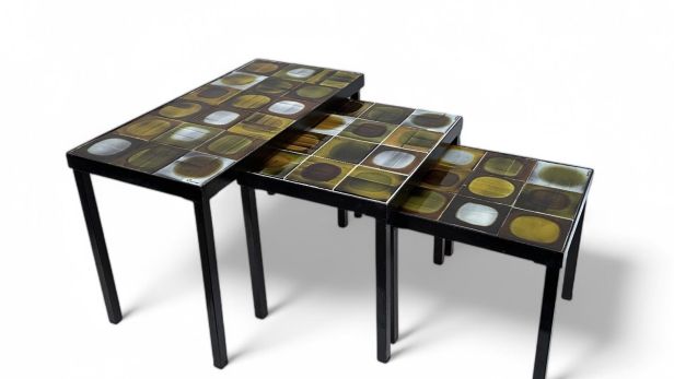 Roger CAPRON (1922-2006) Suite de trois tables basses gigognes modèle Planète, 1964, à plateaux rectangulaire