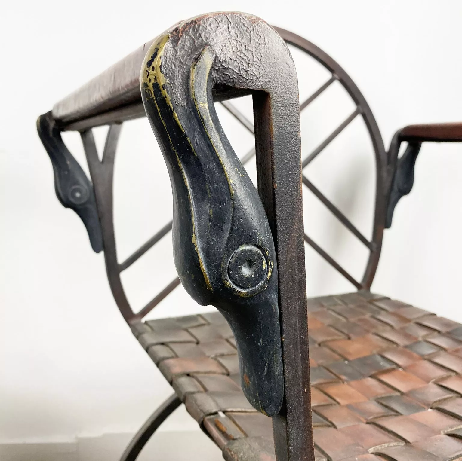 Marcel Coard, d&eacute;tail fauteuil en fer forg&eacute; figurant un col de cygne