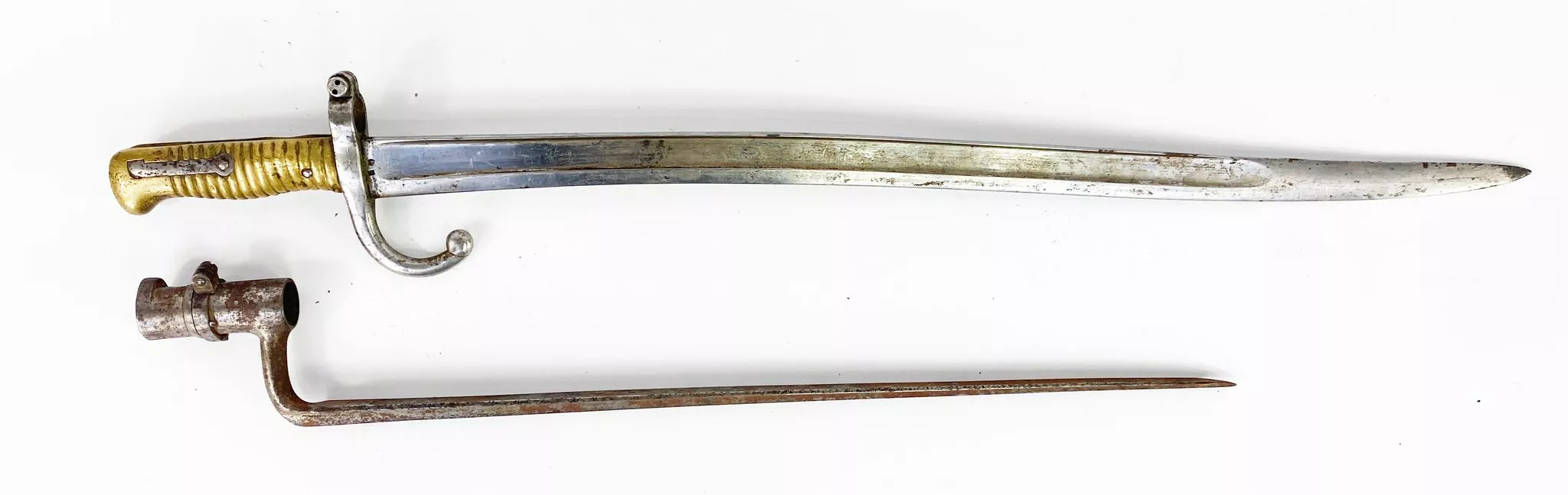 Chassepot 1866 en haut et en bas une ba&iuml;onnette &agrave; douille D&eacute;but XIX&egrave;me si&egrave;cle