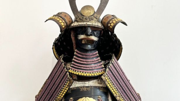 JAPON Armure japonaise : kabuto en fer à huit lamelles