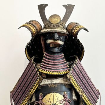 JAPON Armure japonaise : kabuto en fer à huit lamelles