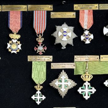 ITALIE DIVERS Vitrine comprenant 21 croix et médailles civiles et militaires
