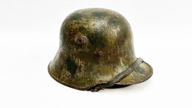Casque allemand modèle 1916 dit stalhelm. Coque peinte feldgrau puis camouflage.
