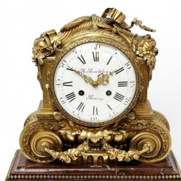 Alfred BEURDELEY (1847-1919) à Paris Pendule borne aux volutes en bronze doré aux cornes d'abondance et rinceaux végétaux