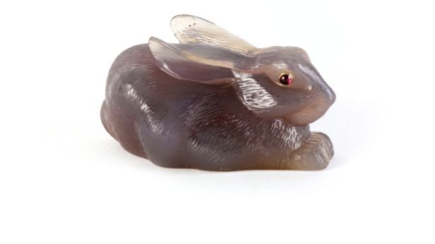 FABERGÉ, (dans le goût de), Lapin couché en agate grise