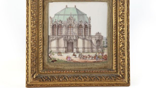 MEISSEN Rare plaque rectangulaire à décor polychrome figurant l’entrée principale de l’orangerie royale du Palais Zwinger à Dresde