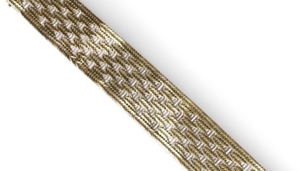 Bracelet manchette ajourée en or jaune (750) aux frises de motifs chevronnés