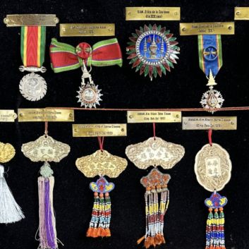 Vitrine comprenant 28 médailles et décorations civiles et militaires