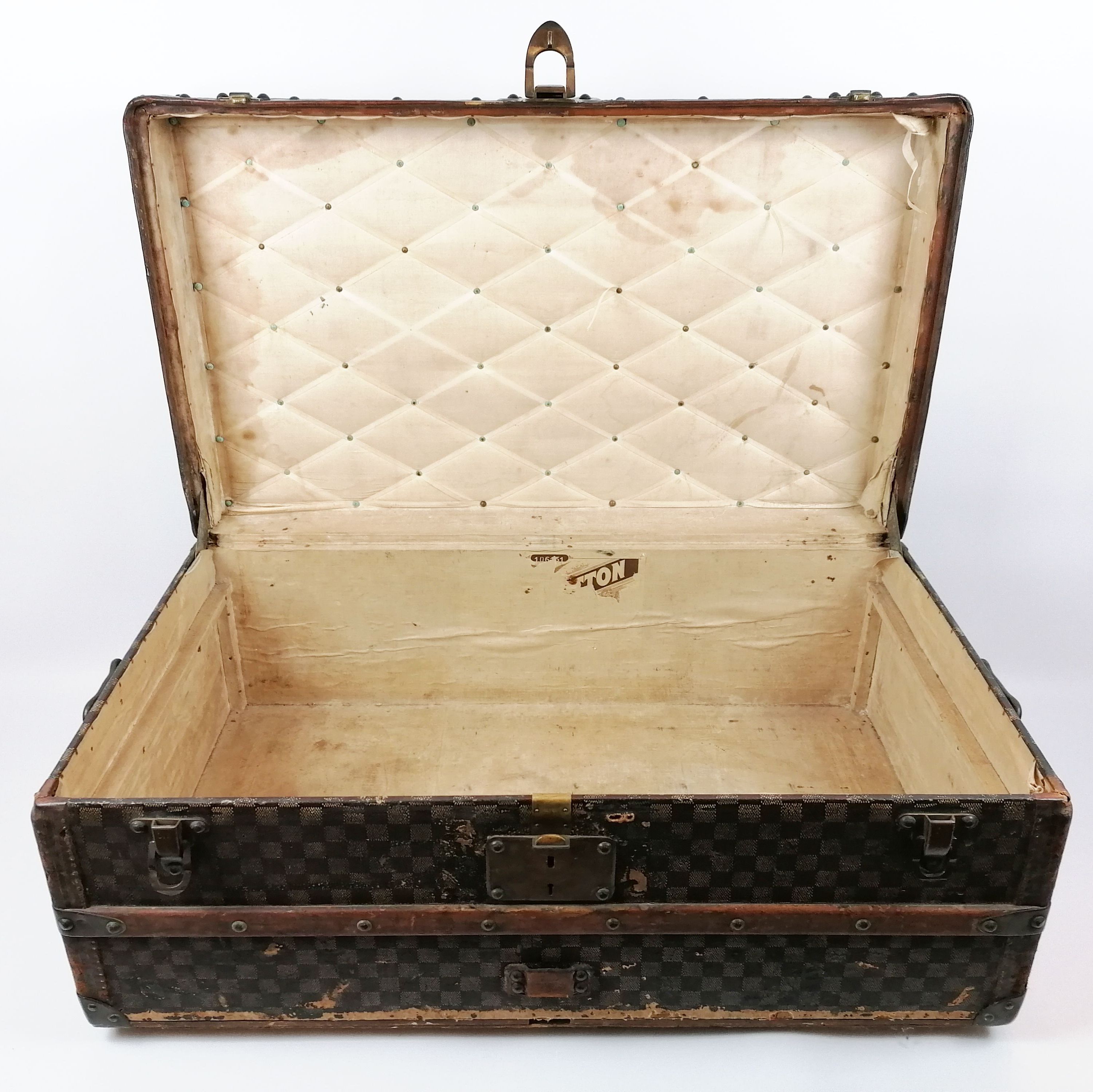 Malle en cuir, matelassée à l'intérieur