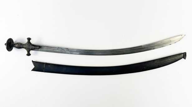 Sabre indo-persan dit Talwar, monture en métal argenté