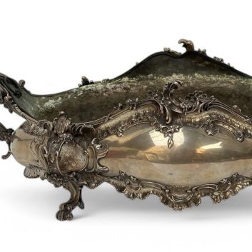 Jardinière de table de style Louis XV en argent (800) au décor de fleurettes, reposant sur quatre pieds griffes de lion