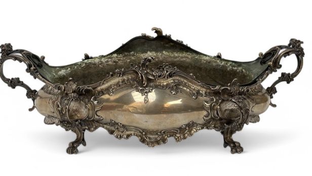 Jardinière de table de style Louis XV en argent (800) au décor de fleurettes, reposant sur quatre pieds griffes de lion