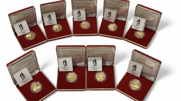 MONNAIE DE PARIS Ensemble de 9 monnaies 500 Francs or (920 millièmes) représentant des sports d'hiver
