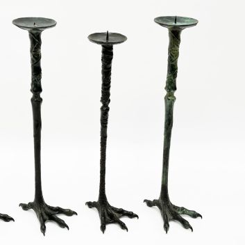 Bahman DADKHAH (né en 1941) Ensemble de quatre piques-cierges en bronze patiné figurant une patte d'échassier