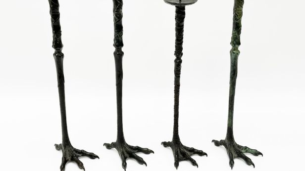 Bahman DADKHAH (né en 1941) Ensemble de quatre piques-cierges en bronze patiné figurant une patte d'échassier