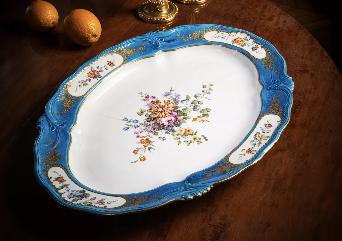 Plat du service "Bleu C&eacute;leste" pr&eacute;sent&eacute; &agrave; la vente
