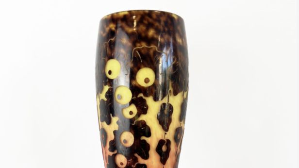 Charles SCHNEIDER (1881-1953) – LE VERRE FRANÇAIS « Chênes ». Vase conique sur piédouche et col évasé