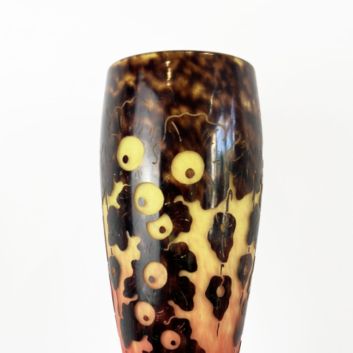 Charles SCHNEIDER (1881-1953) – LE VERRE FRANÇAIS « Chênes ». Vase conique sur piédouche et col évasé
