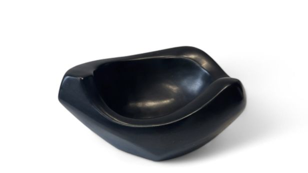 Georges JOUVE (1910-1964) Coupe de forme libre, circa 1955. Epreuve en céramique émaillée noire