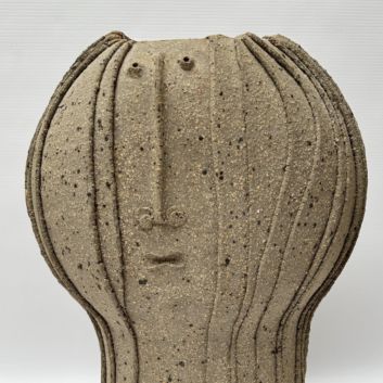 Jacques POUCHAIN (1925-2015) et ATELIERS DE DIEULEFIT Vase au visage féminin en grès, l'intérieur vernissé