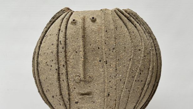 Jacques POUCHAIN (1925-2015) et ATELIERS DE DIEULEFIT Vase au visage féminin en grès, l'intérieur vernissé