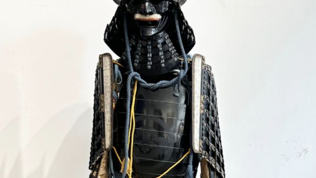 JAPON Armure japonaise : un kabuto en fer à douze lamelles