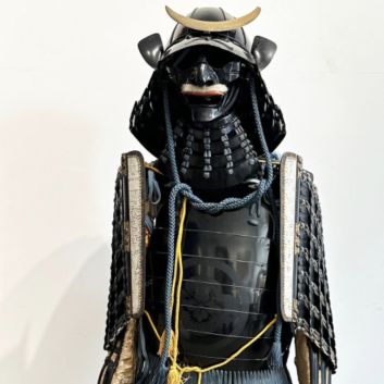 JAPON Armure japonaise : un kabuto en fer à douze lamelles