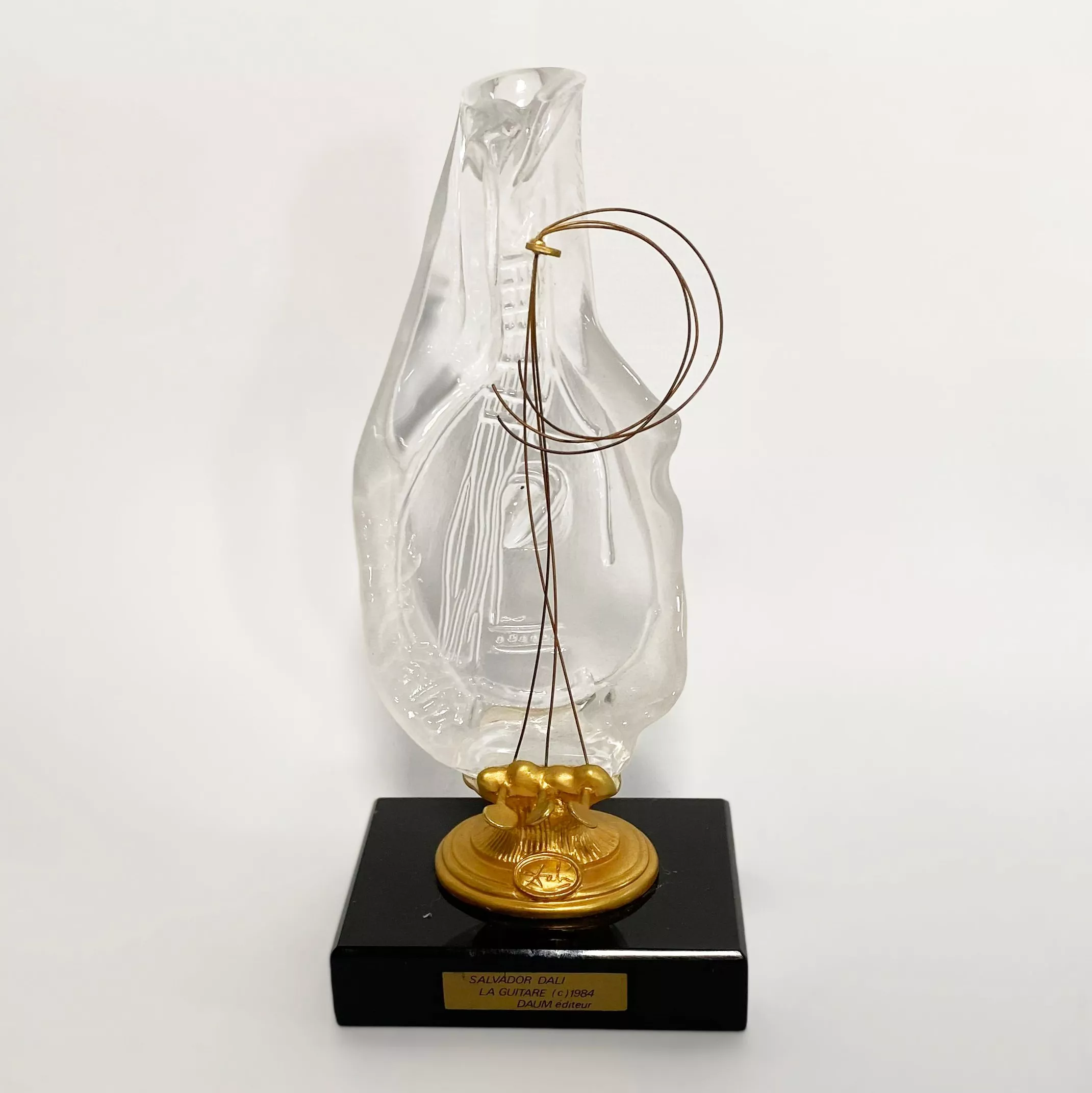 Dali, sculpture en bronze dor&eacute; et verre