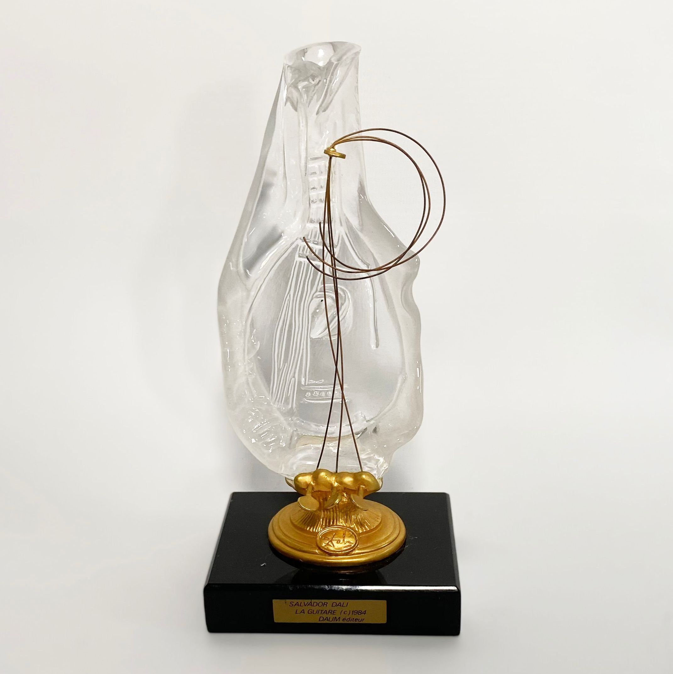 Dali, sculpture en bronze doré et verre