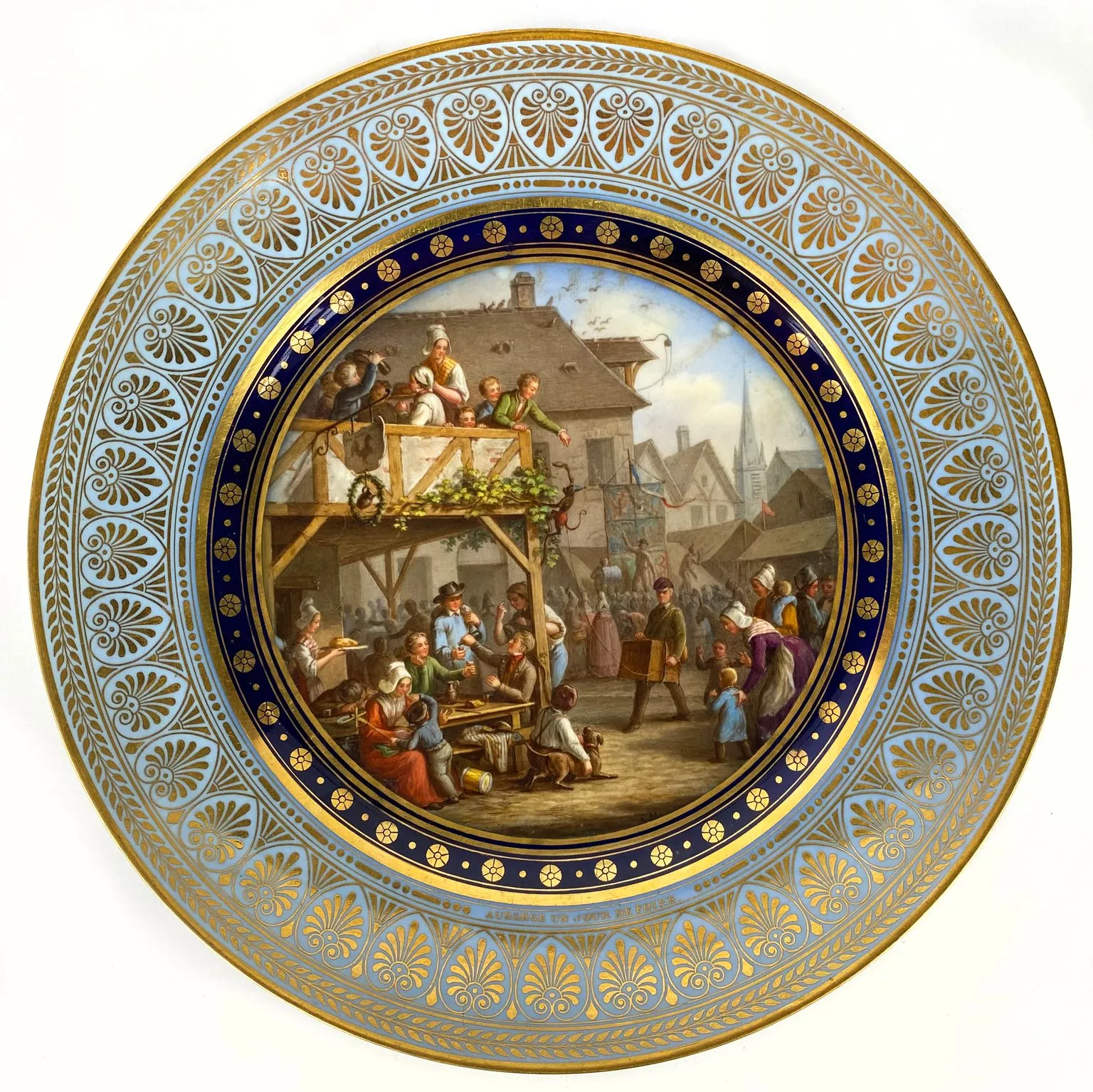 Assiette en porcelaine de S&egrave;vres au &eacute;maux peints