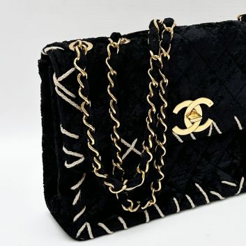 CHANEL Sac à main porté épaule modèle Jumbo 33 cm en velours matelassé noir