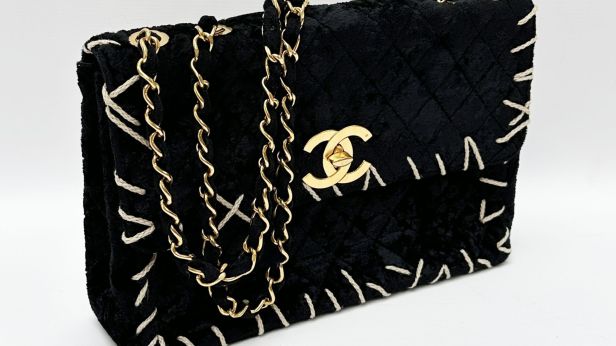 CHANEL Sac à main porté épaule modèle Jumbo 33 cm en velours matelassé noir