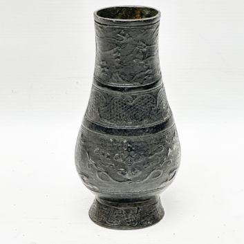 JAPON, XIXe siècle, Vase en bronze pansu, au col long reposant sur un pied évasé