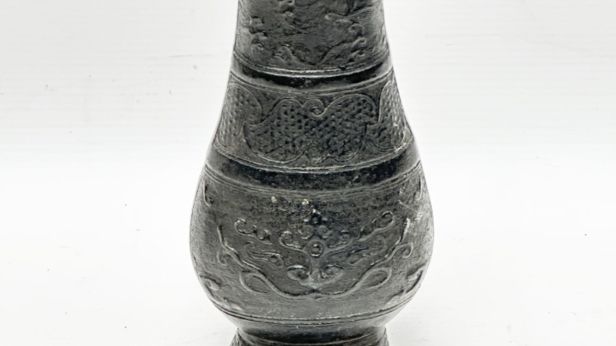 JAPON, XIXe siècle, Vase en bronze pansu, au col long reposant sur un pied évasé