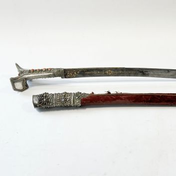 Luxueux sabre turc dit Yatagan. Monture à oreilles en argent (min. 800)