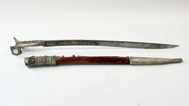 Luxueux sabre turc dit Yatagan. Monture à oreilles en argent (min. 800)