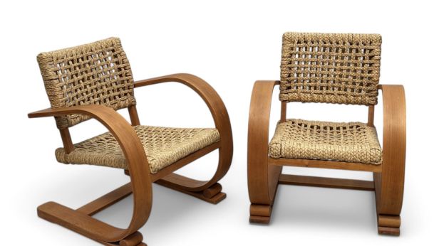 VIBO à Vesoul Paire de fauteuils en bois clair courbé, assise et dossier en corde tressée