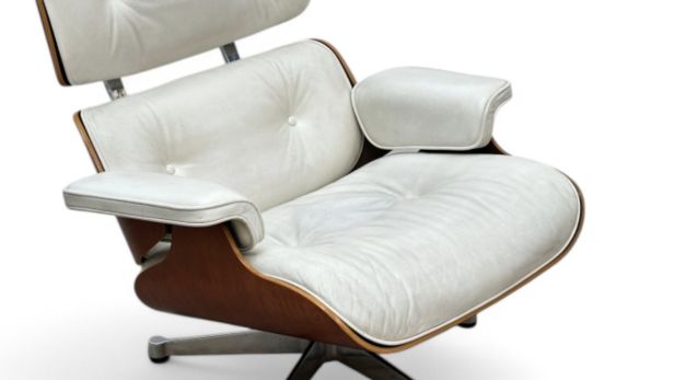 Charles EAMES (1907-1978) Ray EAMES (1912-1988) Fauteuil pivotant modèle n°670 dit Lounge chair, 2002