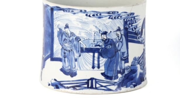 CHINE, règne de Kangxi (1662-1722).  Pot à pinceaux bidong en porcelaine à décor en bleu sous couverte d'une assemblée de lettrés