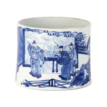 CHINE, règne de Kangxi (1662-1722). Pot à pinceaux bidong en porcelaine à décor en bleu sous couverte d'une assemblée de lettrés