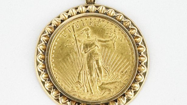 Pendentif monnaie en or jaune 18K (750e) Monture circulaire aux pétales retenant une pièce de 20 dollars US de 1924
