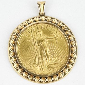 Pendentif monnaie en or jaune 18K (750e) Monture circulaire aux pétales retenant une pièce de 20 dollars US de 1924