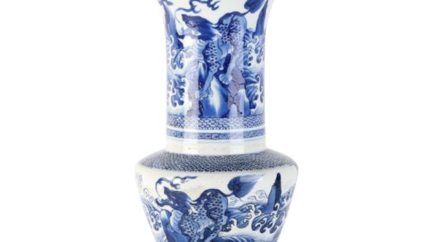 CHINE, règne de Kangxi (1662-1722). Vase yenyen en porcelaine à décor en bleu.